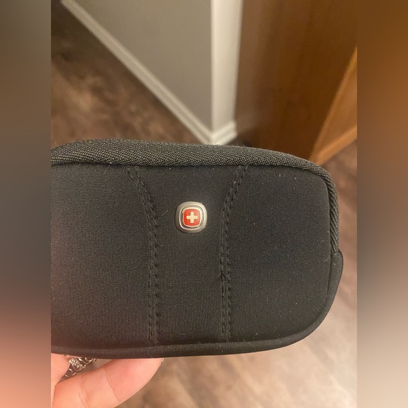 Women’s Swiss army change purse/small wristlet - Picture 4 of 4